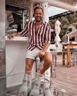 С чем носить кожаные сандалии с принтом мужчине