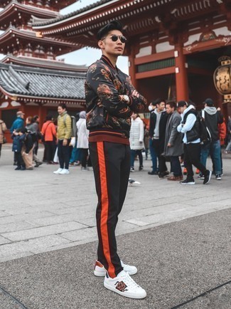 С чем носить кожаные кеды с принтом мужчине