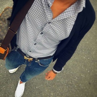 С чем носить сумку почтальона с принтом