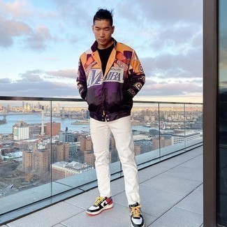 С чем носить нейлоновый бомбер с принтом мужчине