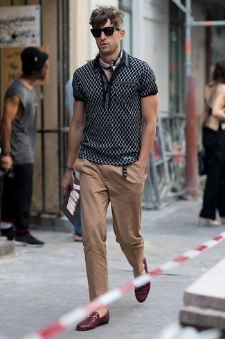 С чем носить футболку-поло с принтом мужчине