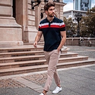 С чем носить футболку-поло с принтом мужчине