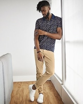 С чем носить футболку-поло с принтом мужчине