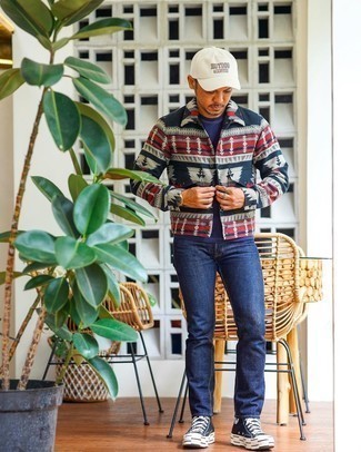 С чем носить куртку-рубашку с принтом мужчине