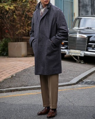 С чем носить шелковый шарф с принтом мужчине