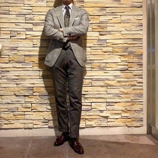 С чем носить шелковый галстук с принтом мужчине