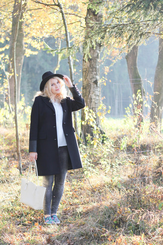 С чем носить слипоны с принтом женщине