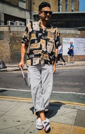 С чем носить слипоны с принтом мужчине