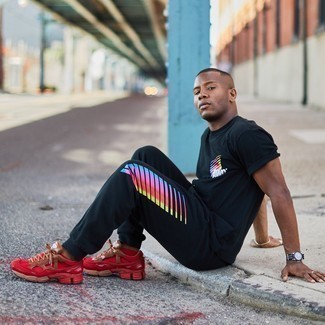 С чем носить спортивные штаны с принтом мужчине