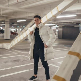 Как носить пуховик с джинсами мужчине