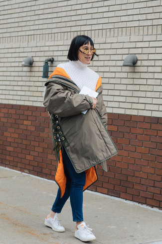 Как носить пуховик с низкими кедами женщине