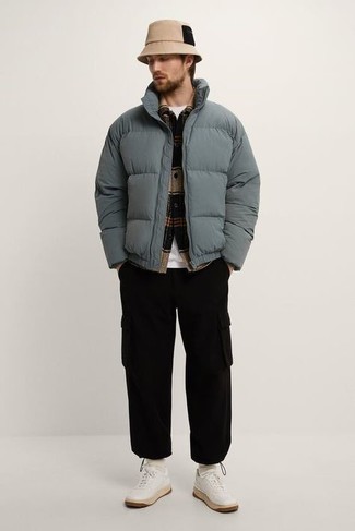 Как носить куртку-пуховик с брюками карго