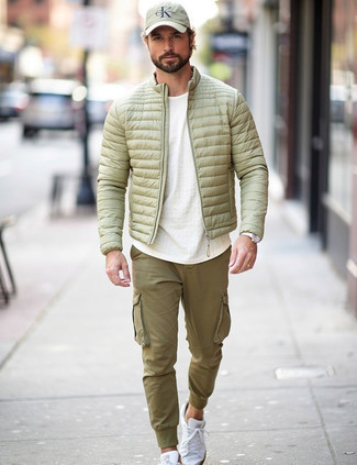 Как носить куртку-пуховик с футболкой с длинным рукавом мужчине