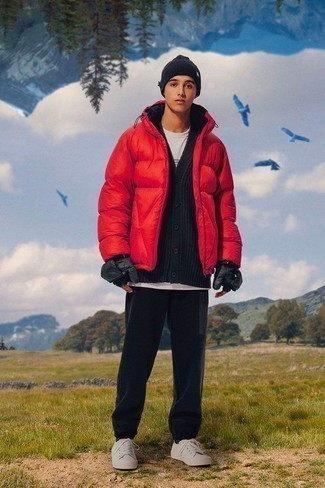 Как носить куртку-пуховик с низкими кедами мужчине