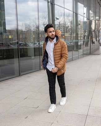 Как носить куртку-пуховик с низкими кедами мужчине