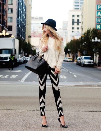 Как носить туфли с вязаным свитером