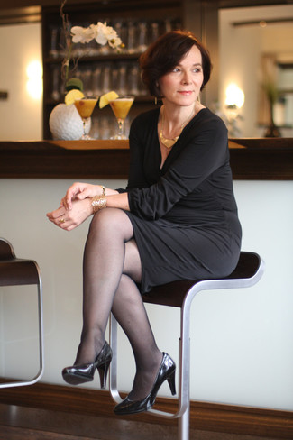 Как носить туфли с платьем-футляром