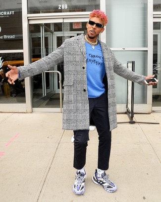 Какие длинные пальто носить с пурпурными кроссовками