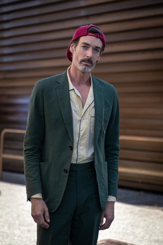 С чем носить пурпурную бейсболку мужчине