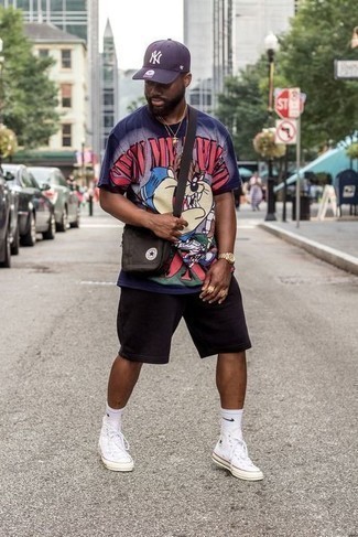 С чем носить пурпурную бейсболку мужчине