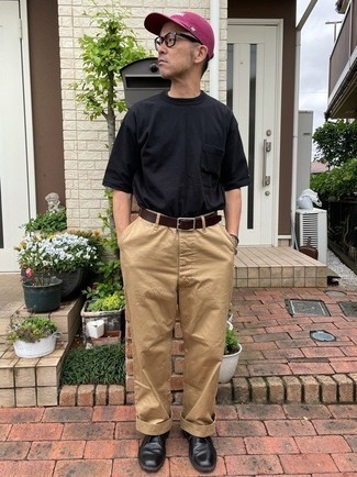 С чем носить пурпурную бейсболку мужчине