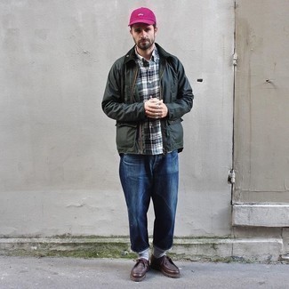 С чем носить пурпурную бейсболку мужчине