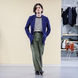 Какие брюки чинос носить с пурпурным пиджаком