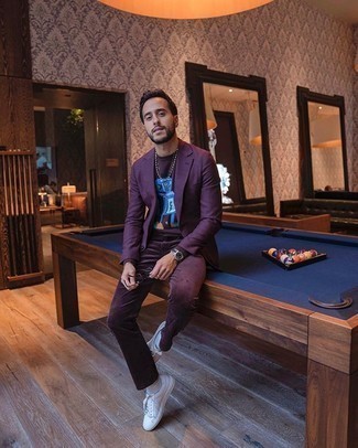 Какие джинсы носить с пурпурным пиджаком мужчине