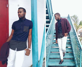 Какие джинсы носить с пурпурным кардиганом мужчине