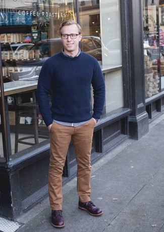 С чем носить пурпурные повседневные ботинки мужчине