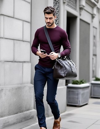 С чем носить пурпурный свитер с круглым вырезом мужчине