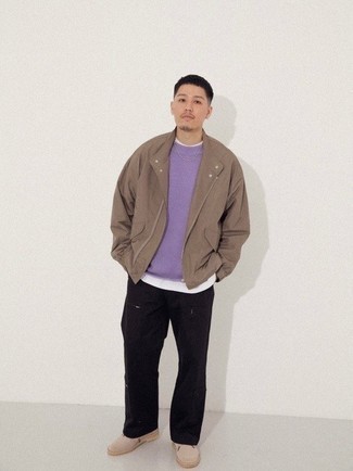 С чем носить пурпурный свитер с круглым вырезом мужчине