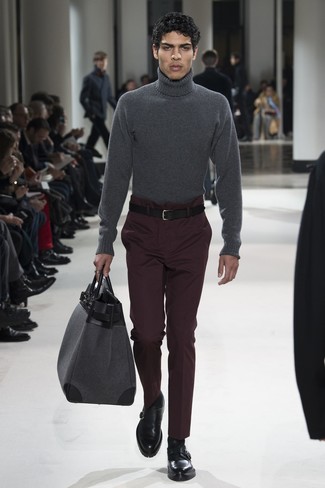 С чем носить пурпурные классические брюки мужчине
