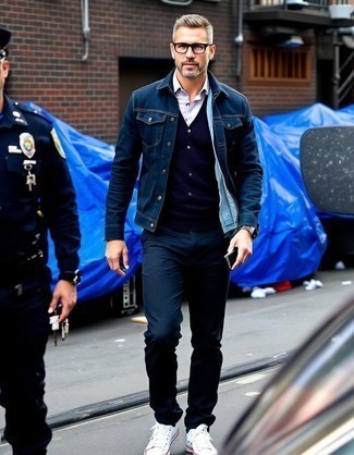 С чем носить пурпурную рубашку с длинным рукавом мужчине