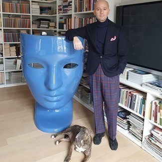 С чем носить пурпурные брюки мужчине