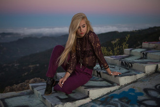 С чем носить пурпурные брюки женщине