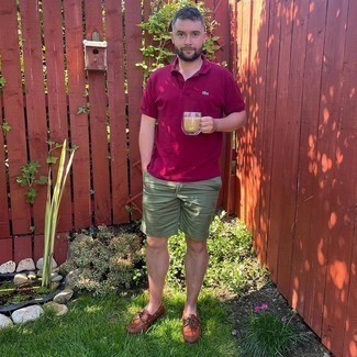 С чем носить пурпурную футболку-поло мужчине