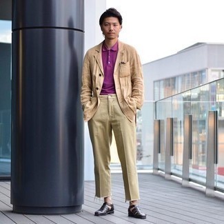 С чем носить пурпурную футболку-поло мужчине