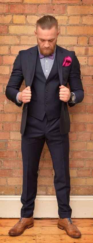 С чем носить пурпурный галстук-бабочку с принтом мужчине