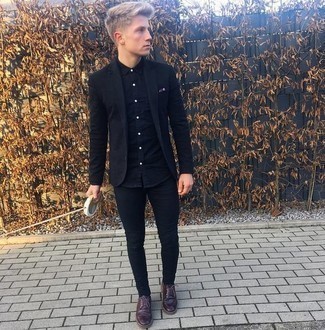 С чем носить пурпурный нагрудный платок с принтом