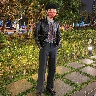 С чем носить пурпурный галстук с принтом мужчине