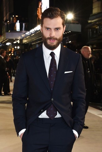 С чем носить пурпурный галстук с принтом мужчине