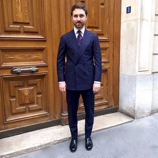 С чем носить пурпурный галстук с принтом мужчине