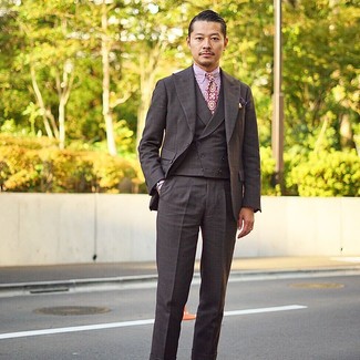 С чем носить пурпурный галстук с принтом мужчине