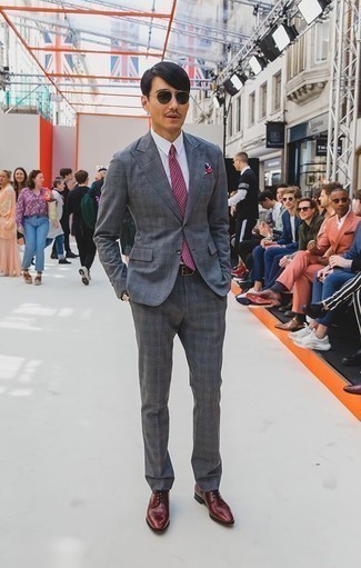 С чем носить пурпурный галстук с принтом мужчине