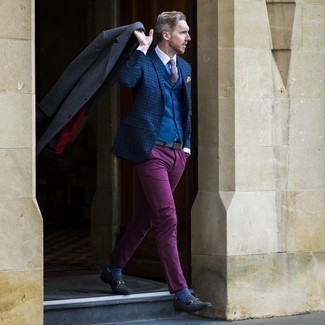 С чем носить пурпурный галстук с принтом мужчине