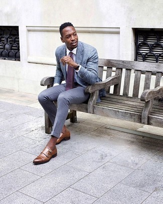 С чем носить пурпурный галстук с принтом мужчине