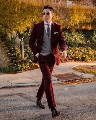 С чем носить пурпурный галстук с принтом мужчине