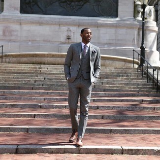 С чем носить пурпурный галстук с принтом мужчине