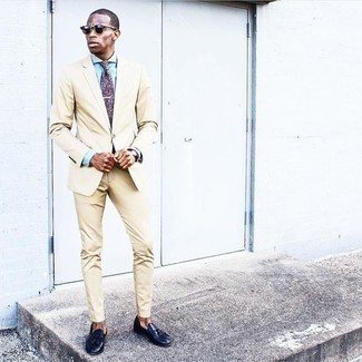 С чем носить пурпурный галстук с принтом мужчине